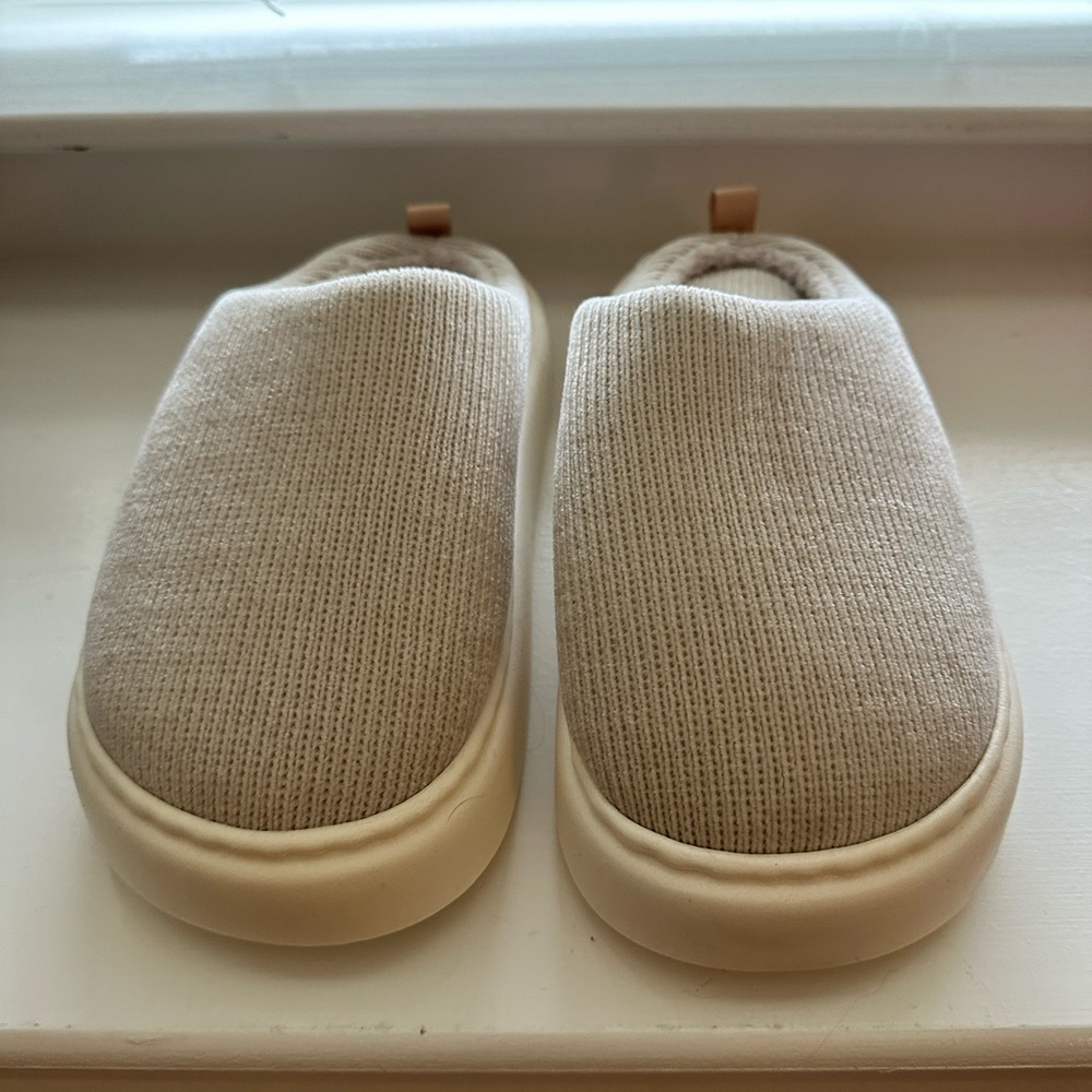THE CLOUDIES - COZY CLASSIC. Beige. Never worn. Size 38-39.  Size 7 women’s.